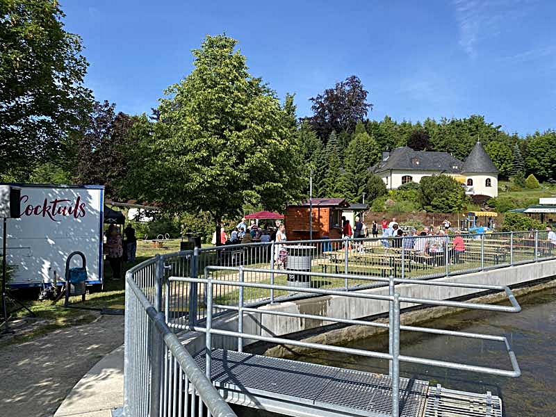 der Platz mit Versorgungsständen